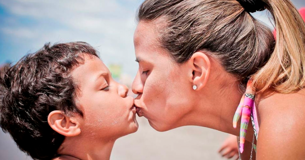 Besos en la boca: 4 enfermedades que puedes transmitir a tu hijo